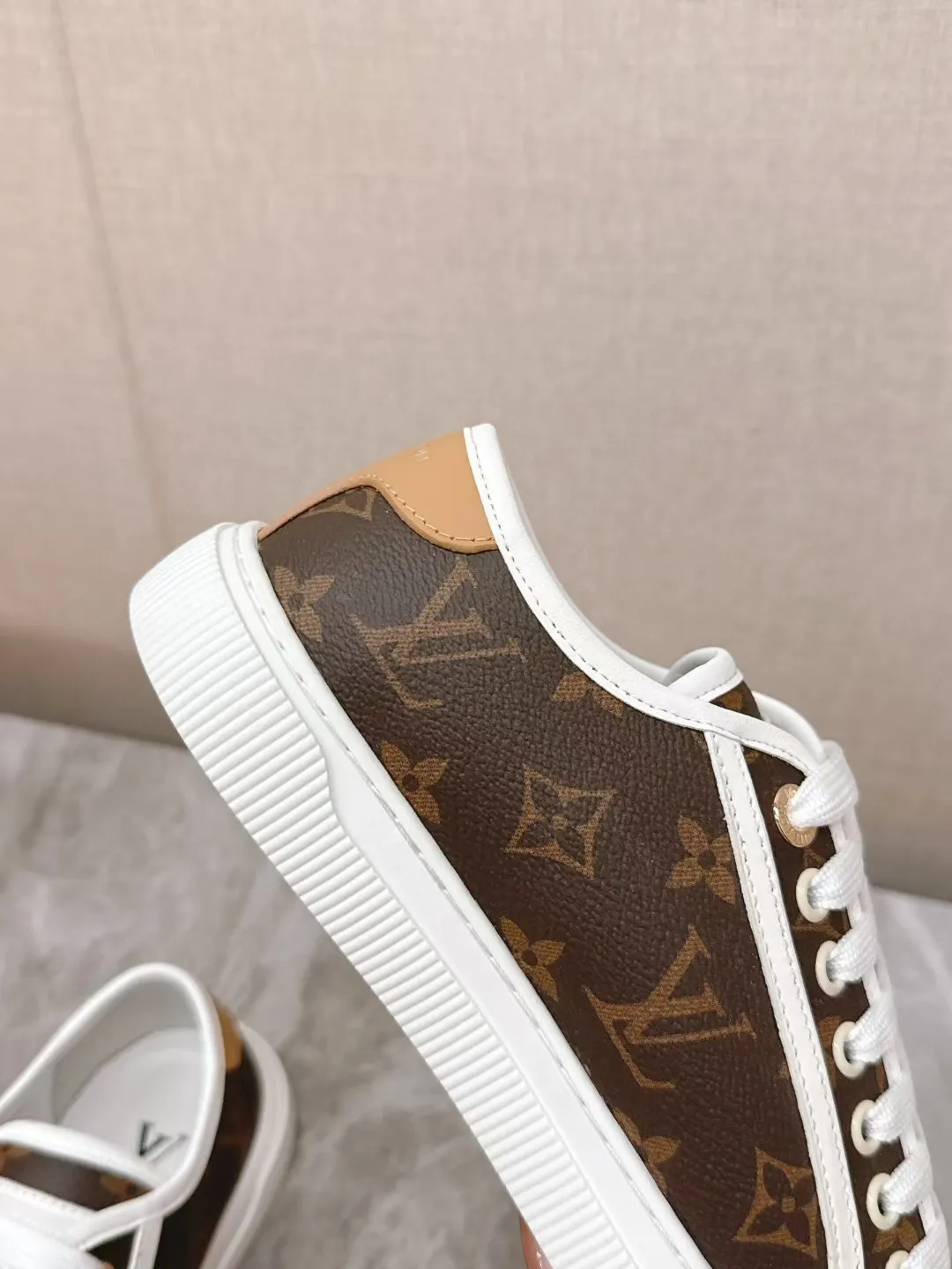 👟👟Ex-factory price 420👟👟 LV Louis Vuitton L Home Donkey Brand’s latest Lagoon series Thick-soled denim denim Embossed Presbyopia Thick-soled Casual sneakers Skateboard shoes Original purchase and development Production This Lagoon sneaker is made of Monogram denim, injecting a retro flavor into the classic design. The Louis Vuitton logo pops out from the leather trim, and the inscribed eyelets, trim and laces highlight the exquisite details. The rubber outsole embellished with Monogram flowers completes the whole. Exquisitely packaged at the delivery counter🛍📦 ▪️ Fabric: Original imported custom first-layer cowhide ▪️ Lining: Original imported cowhide lining ▪️ Sole: Original open-molded non-slip TPU material ▪️ Bottom thickness: 2.5CM ▪️ Size: Women's size 35-40 (41, 42 can be customized)